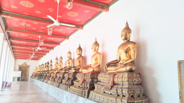ワット・ポー廊下の仏像